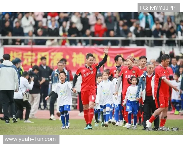 香港足球明星队闪耀登场展现风采引领球迷热潮